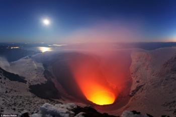 摄影师抓拍火山喷发壮观照片