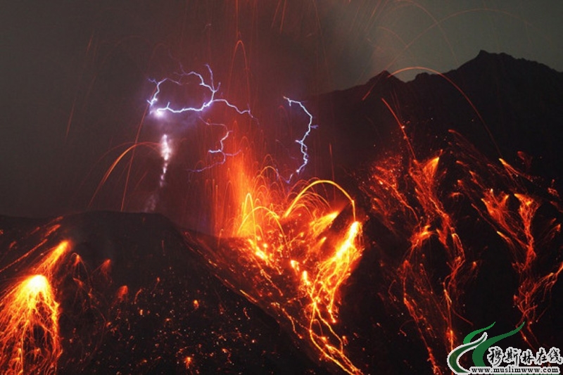 摄影师抓拍火山喷发壮观照片