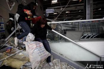 智利震后居民哄抢商场物资