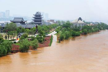 湘江洪峰将袭长沙 超警戒水位淹没橘子洲