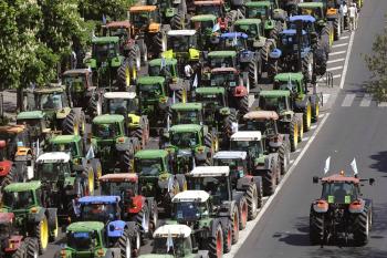 法国5千农民开拖拉机