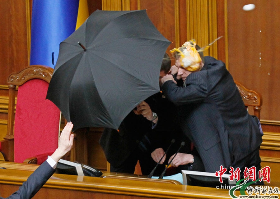 乌克兰议会发生骚乱 议长伞后躲鸡蛋