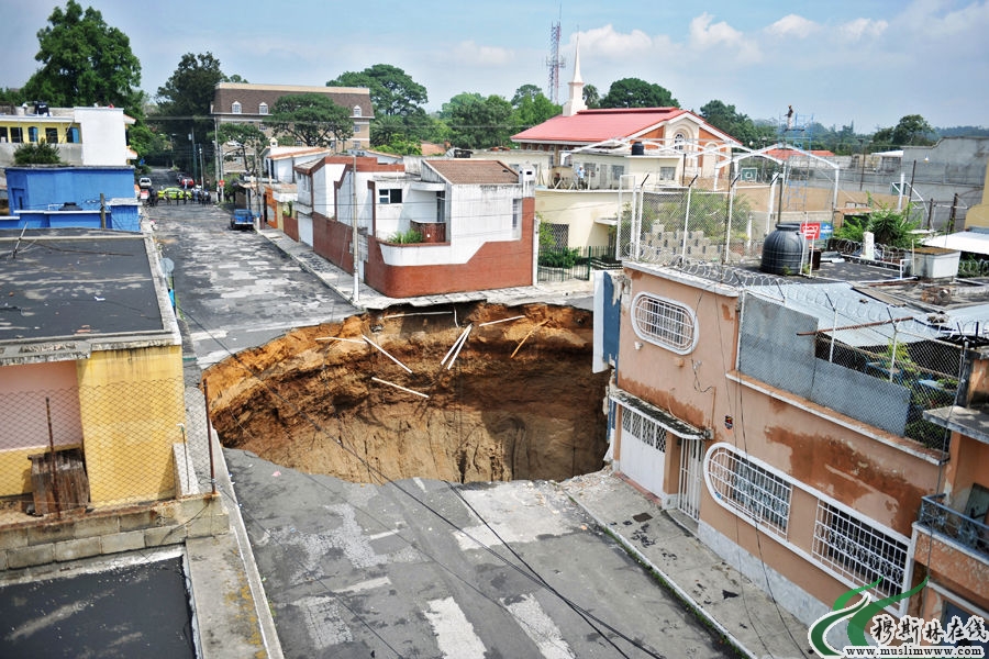 热带风暴登陆中美洲 危地马拉城惊现骇人地洞