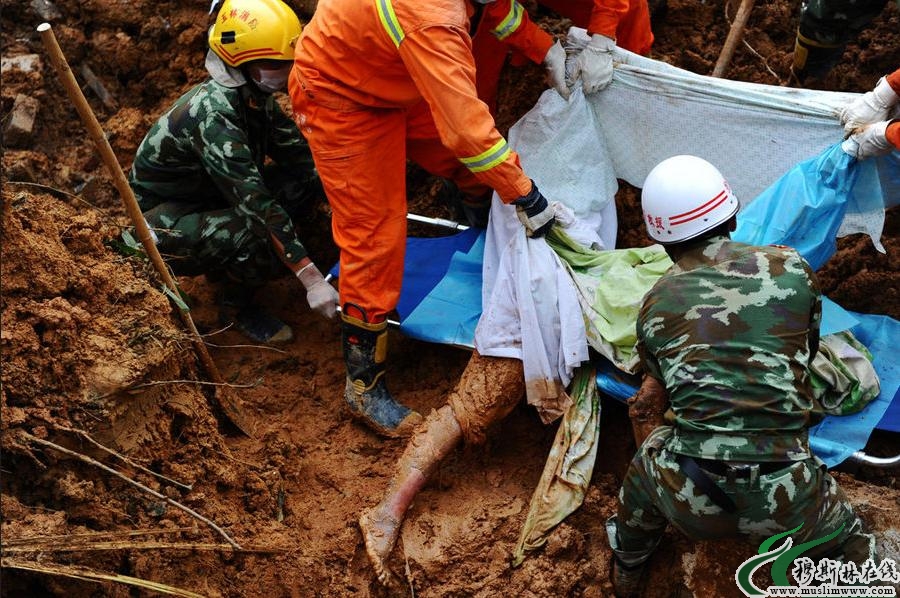 广西强降雨频发泥石流 容县一家11口被埋