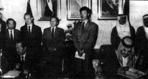 中国外长钱其琛和沙特外交大臣沙特费萨尔亲王在利雅得签署