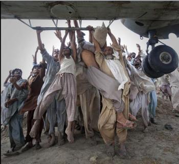 巴基斯坦灾民争相逃离灾区