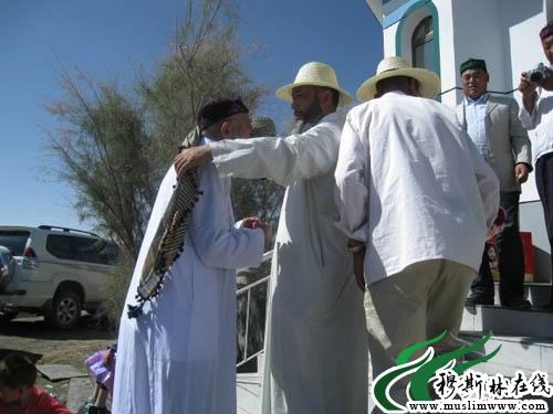 西宁玉带桥清真寺的马英哈志给阿訇戴上泰斯达勒.