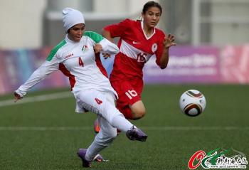 伊朗女足亮相踢球包裹全身