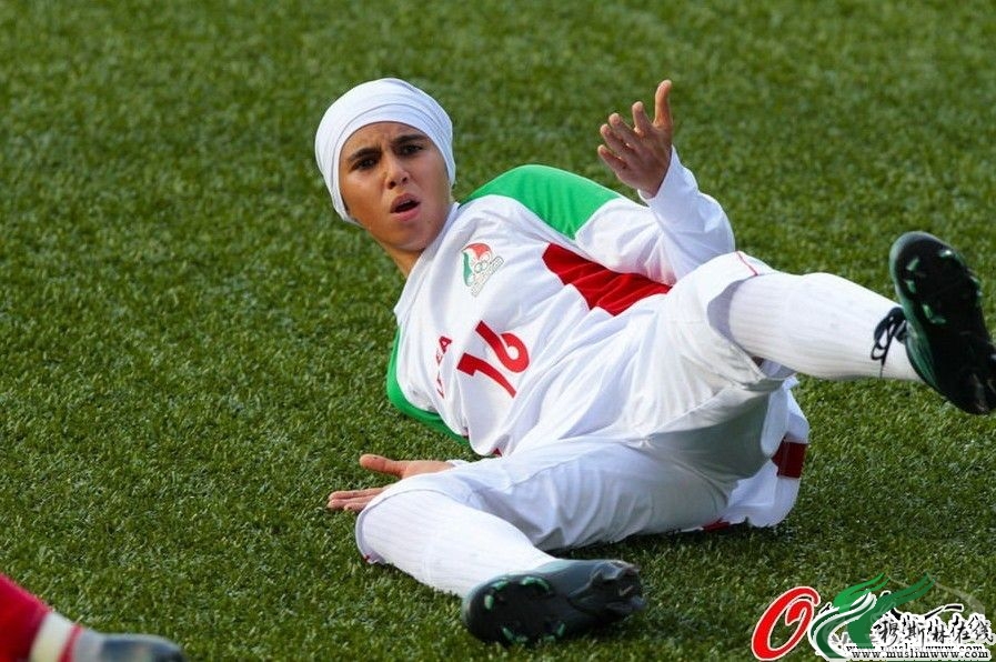 伊朗女足亮相踢球包裹全身