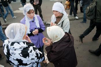 俄罗斯穆斯林开斋节街头祀祷