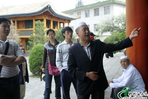 民族之声  在青海省湟中县鲁沙尔清真寺,伊力亚斯阿訇和其他教徒一起