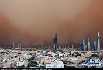 科威特遭遇强沙尘暴 场面骇人