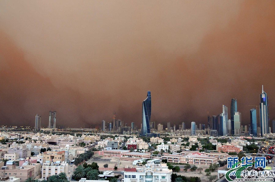 科威特遭遇强沙尘暴 场面骇人