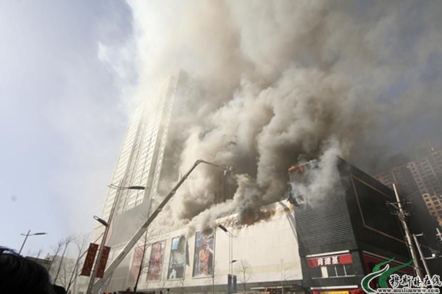 西宁纺织品大楼发生火灾 几公里外可见浓烟