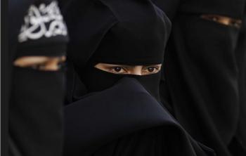 法国实施公共场合遮面禁令 穆斯林妇女抗议