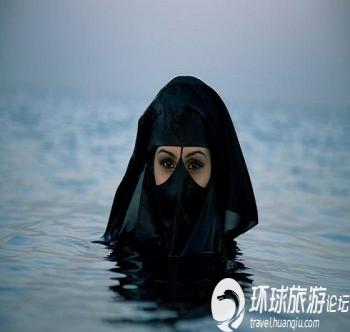 海边穆斯林美女的泳衣