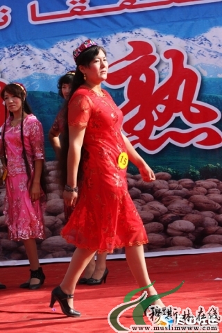 叶城县维吾尔族长辫子大赛为核桃采摘节添彩
