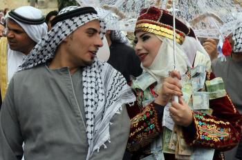 巴勒斯坦传统婚礼 新娘胸前挂满钞票