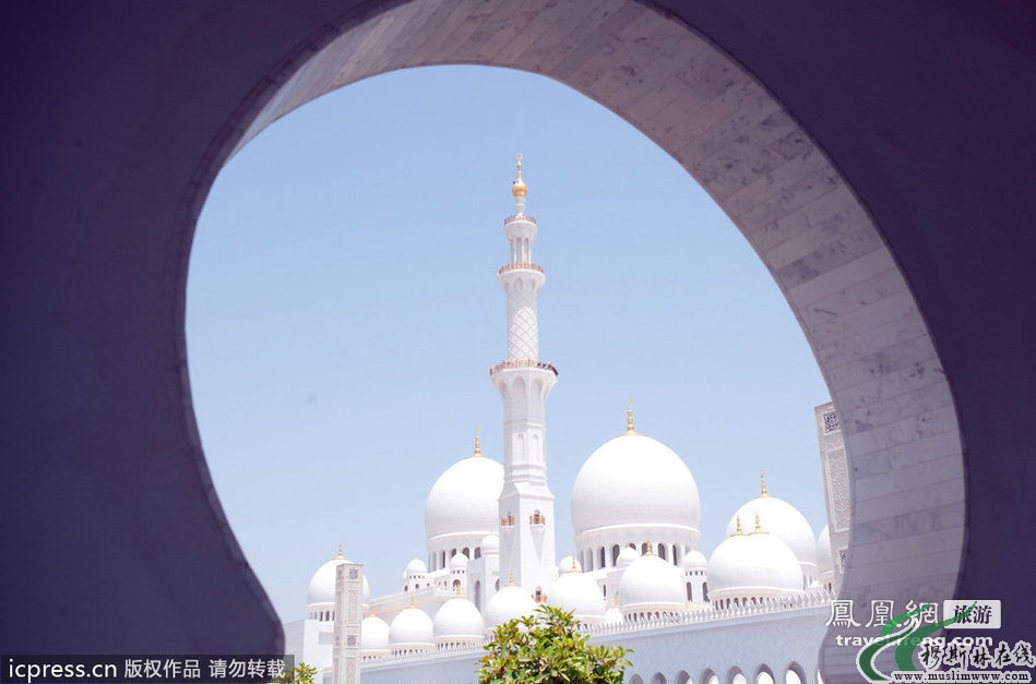 游览谢赫扎伊德清真寺 体验寺院的别样奢华