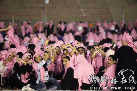34    关于妇女的权利和地位问题在沙特一直是倍受争议，妇女得到选举权是沙特妇女权利的一次历史性飞跃。(摄于6月17日，吉达)