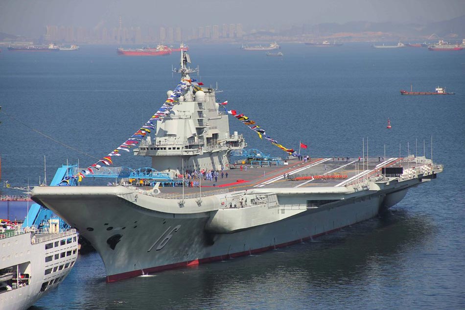 中国首艘航母平台举行仪式升起军旗