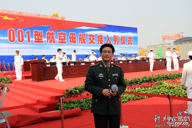 中央台记者梁永春在交接入列仪式现场采访
