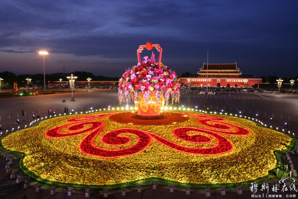 9月26日，北京天安门广场“祝福祖国”巨型花坛和天安门城楼开启夜景照明，璀璨灯火扮靓首都。为庆祝国庆63周年，迎接中共十八大召开，天安门广场中心摆放大型花篮“祝福祖国”。北京市园林绿化局表示，花篮净高13米，篮盘直径11米，是迄今为止天安门广场所布置过的最大花篮。其展示时间一直延续到中共十八大闭幕以后，摆花时间超过往年任何一次。高志星