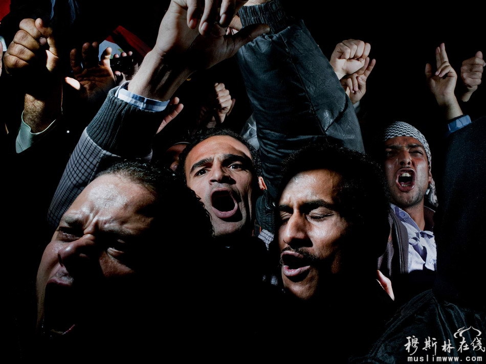 2011年2月11日，埃及开罗解放广场上，穆巴拉克宣布下台后欢庆的民众。摄影师：Alex Majoli 国籍：意大利