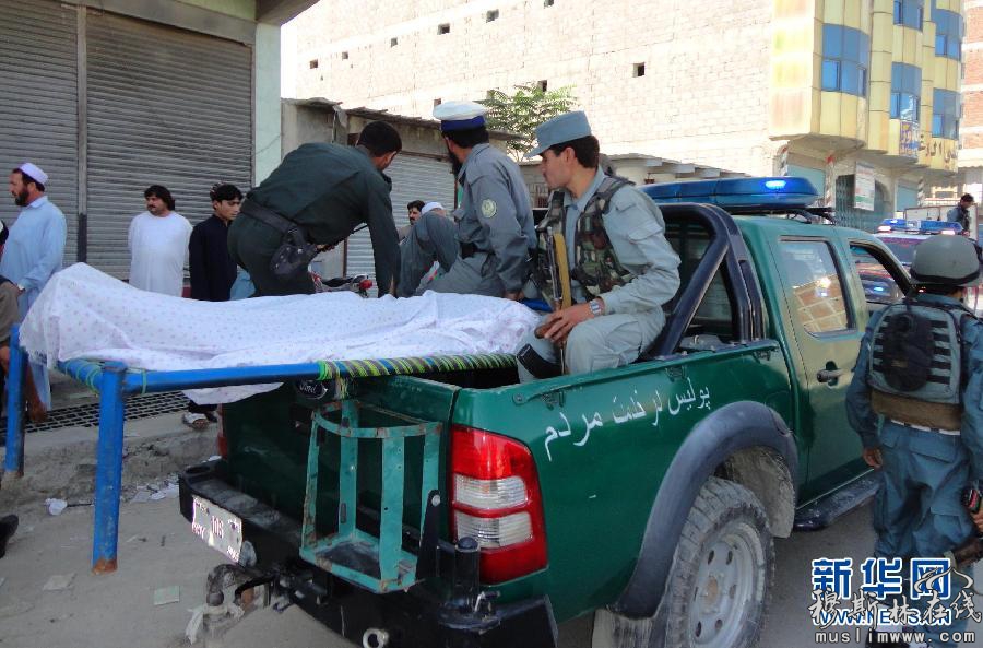 10月1日，在阿富汗东部的霍斯特，警察在爆炸现场调查。阿富汗东部霍斯特省当天上午发生爆炸袭击事件，造成3名北约领导的国际安全援助部队士兵和1名随军翻译丧生。另据阿富汗当地电视台报道说，这起爆炸还造成了6名平民死亡、30人受伤。新华社发（哈什马特摄）