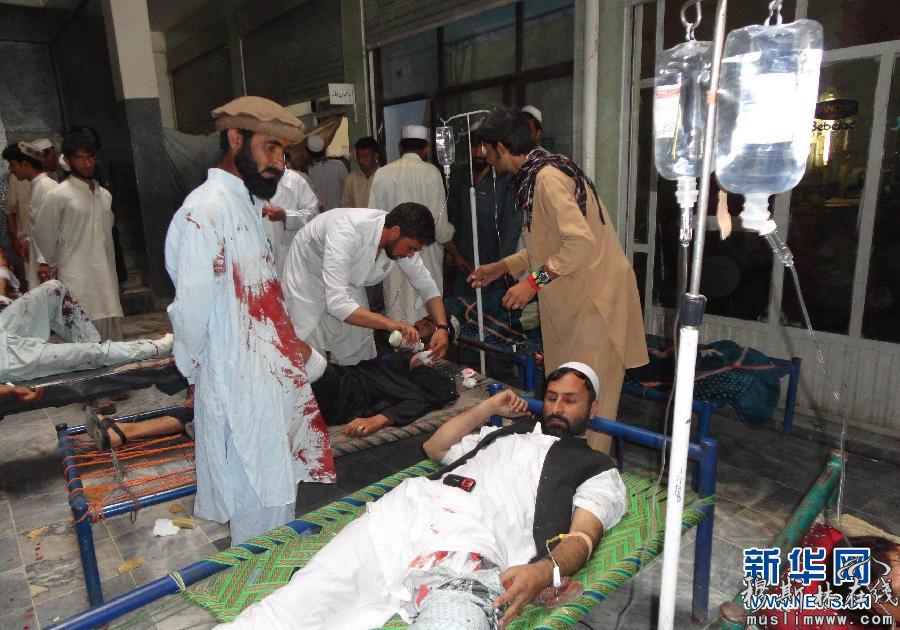 10月1日，在阿富汗东部的霍斯特，警察在爆炸现场调查。阿富汗东部霍斯特省当天上午发生爆炸袭击事件，造成3名北约领导的国际安全援助部队士兵和1名随军翻译丧生。另据阿富汗当地电视台报道说，这起爆炸还造成了6名平民死亡、30人受伤。新华社发（哈什马特摄）
