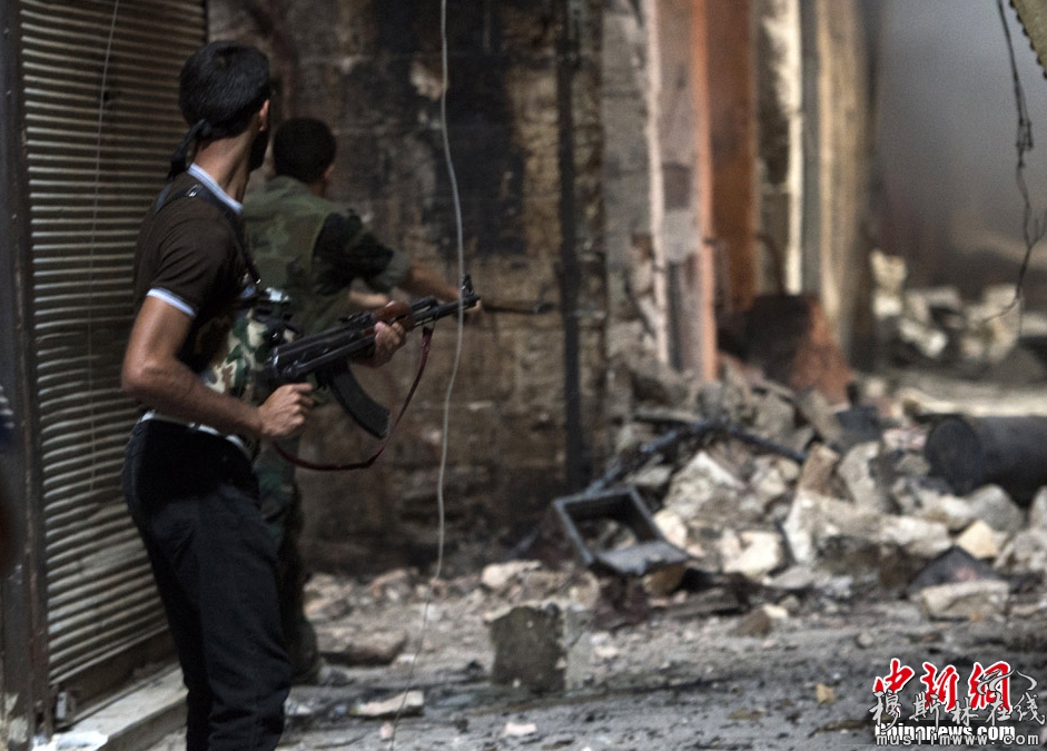 9月30日，叙利亚商业中心阿勒颇战火持续，殃及联合国教育、科学及文化组织认定的世界遗产阿勒颇老城。老城内硝烟弥漫，数以百计商铺遭殃。