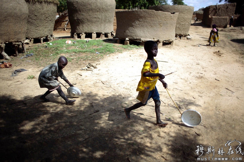 当地时间2012年7月19日，尼日尔Hawkantaki，孩子们在玩耍。在Hawkantaki村，收成的好坏决定了父母们嫁女儿的快慢。即使是收成最好的时候，尼日尔三个女孩中就会有一个在15岁之前出嫁，是全球童婚率最高的国家之一。东方IC