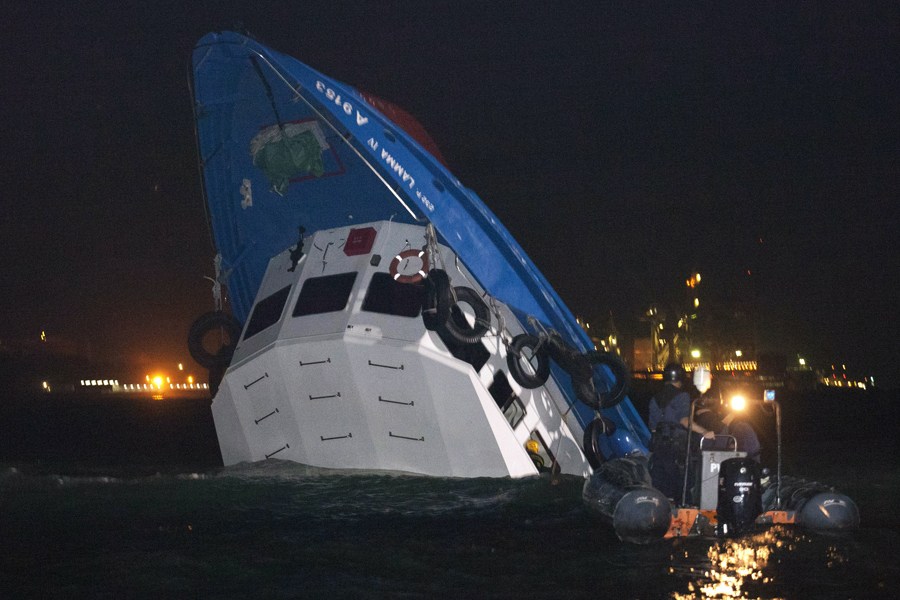 香港两船相撞百人坠海 37人遇难