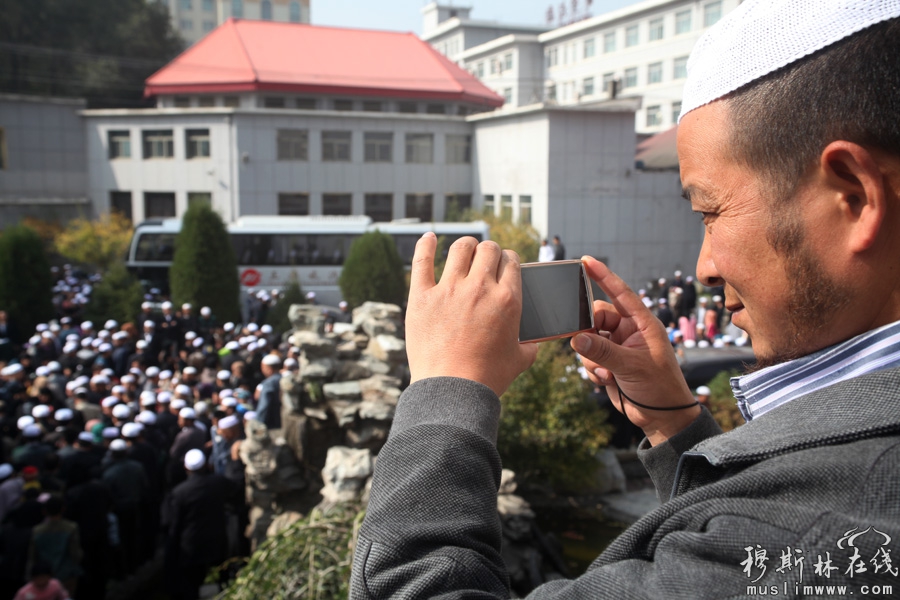 2012青海西宁朝觐者踏上神圣的朝觐之旅