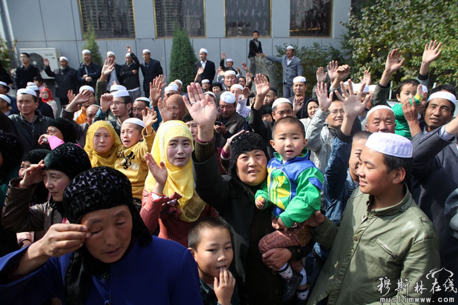 2012青海西宁朝觐者踏上神圣的朝觐之旅