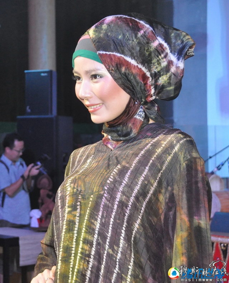 穆斯林风格的走秀表演诠释着印尼人对服装设计和潮流时尚的独特理解和追求