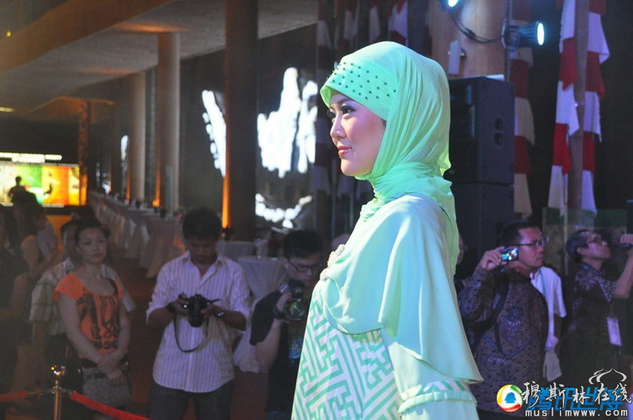 穆斯林风格的走秀表演诠释着印尼人对服装设计和潮流时尚的独特理解和追求