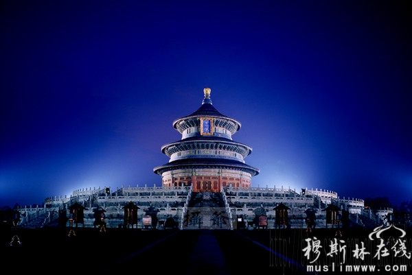 天坛夜景属于人人都想拍，但并不一定人人都能拍得到的景点。天坛祈年殿也是每星期的周末都亮灯，但是祈年殿夜晚是封闭式管理，不对外开放。拍摄机位就在祈年殿院内，一般人很难拍到天坛夜景。拍摄难度属于四星级。
