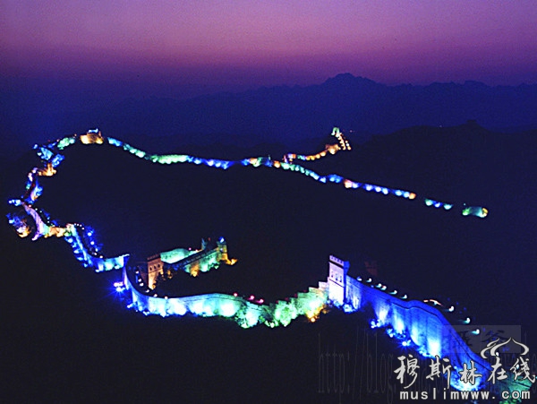 长城夜景有两处。一处在八达岭长城，每星期的周末都亮灯，拍摄机位属于开放式无人管理。另一处是在金山岭长城，拍摄机位也属于开放式无人管理。拍摄难度属于二星级。