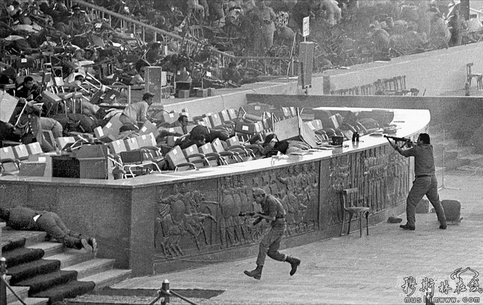 1981年10月6日12时40分，开罗盛大的阅兵典礼进入最后阶段。一辆拖着反坦克炮的卡车突然在离检阅台40米的地方停下来，年轻军官哈立德从车上跳下，飞快奔向在检阅台就座的萨达特总统，并投掷出一颗手榴弹，检阅台下炮车上的另一名刺客随即对准萨达特开枪。坐在萨达特身旁的穆巴拉克在袭击发生时卧倒在地，幸免遇难，萨达特则当场中弹身亡。当时，他担任副总统一职已经六年。图为1981年10月6日，一辆炮兵车通过检阅台前时，几名军人跳下车向检阅台投掷手榴弹，并开枪扫射。