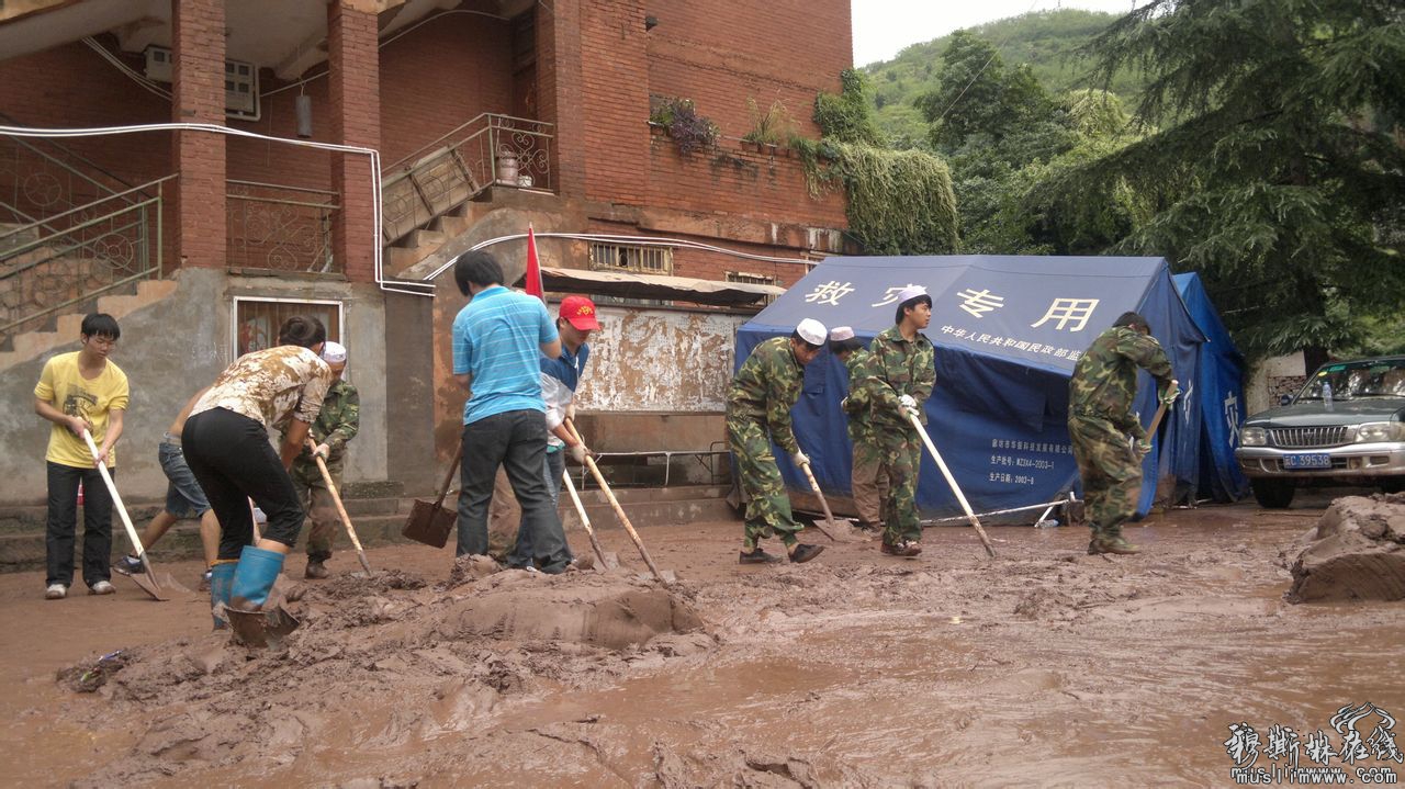 2012年9月7日11时19分和12时16分， 云南省昭通市彝良县与贵州省毕节地区威宁彝族回族苗族自治县交界发生两次5.7级地震。地震灾害发生后岷县穆斯林青年志愿者马勺不团队迅速组织抢险救援小分队，千里奔赴云南彝良灾区展开抢险救灾。qmxin摄