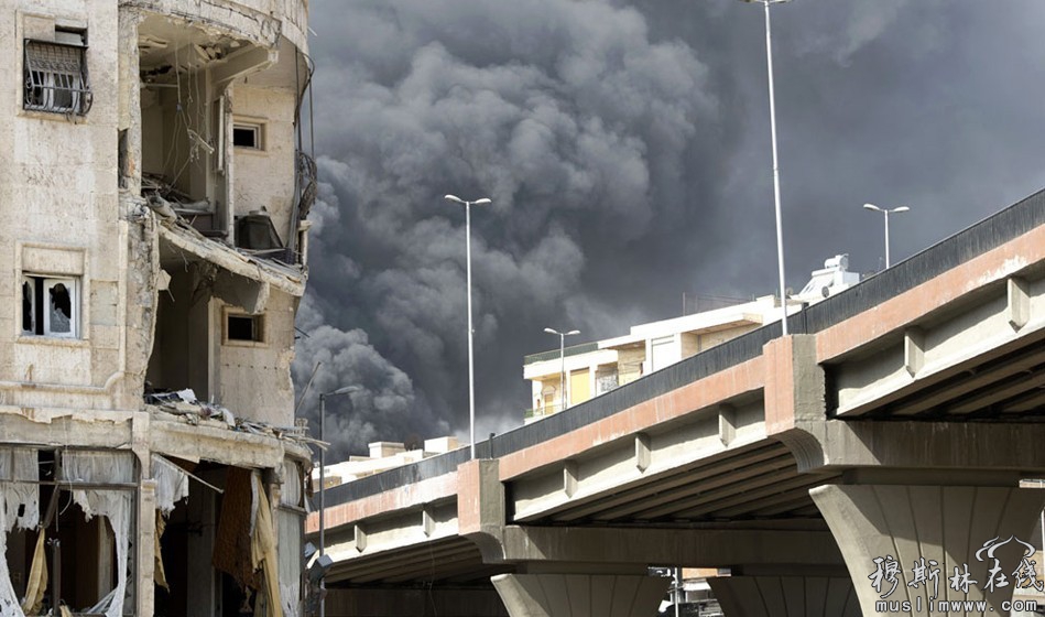 当地时间9月30日，叙利亚遭到炮击的一家纺织厂起火后浓烟滚滚。 Miguel Medina/摄