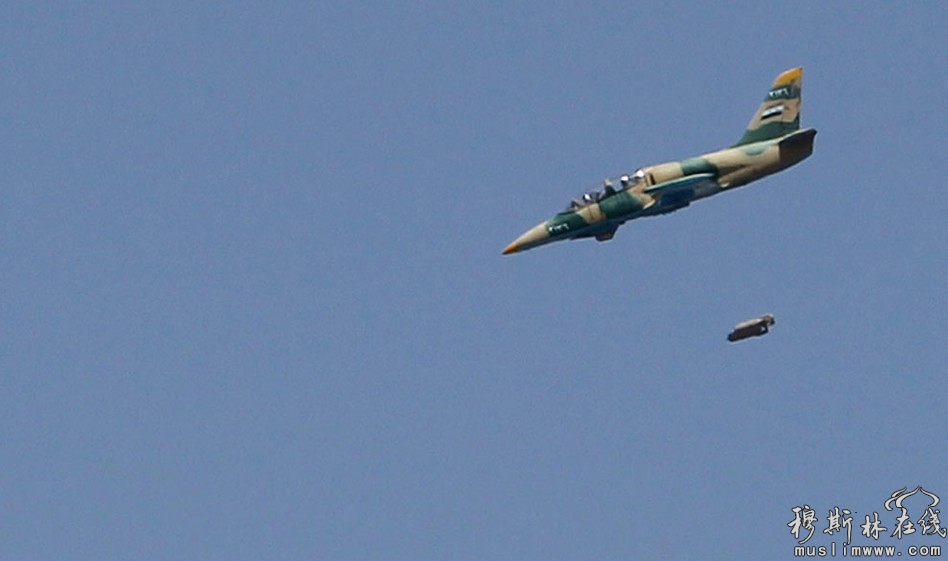 当地时间9月1日，一架叙利亚空军战机向阿勒颇El Edaa街区投掷炮弹。 Youssef Boudlal/摄