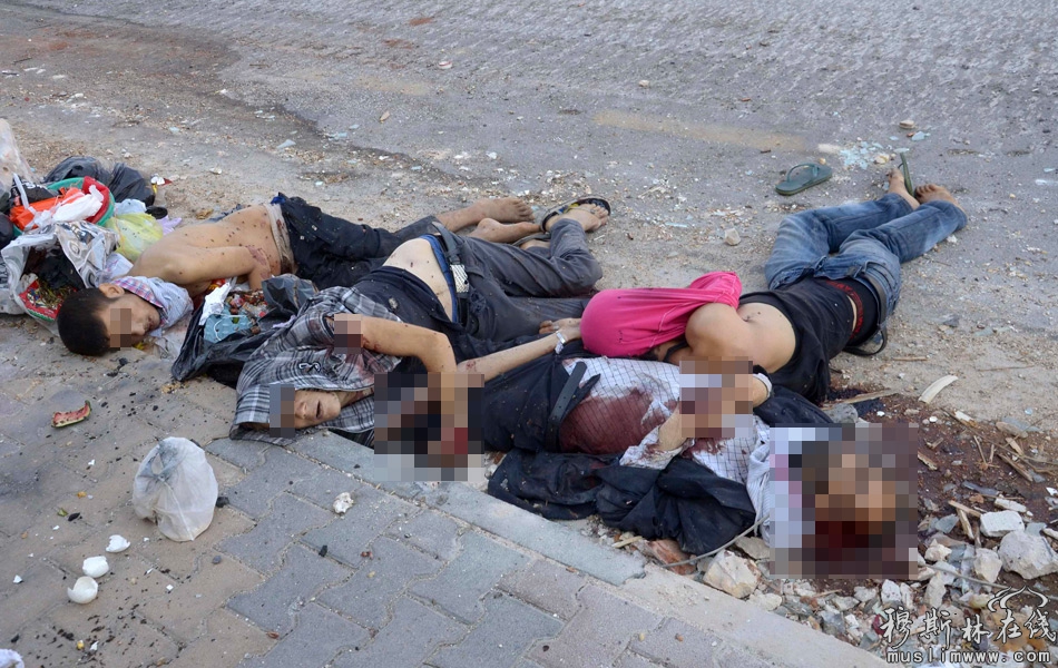 当地时间9月12日，阿勒颇，叙利亚自由军与政府军激战过后，地面躺满尸体。