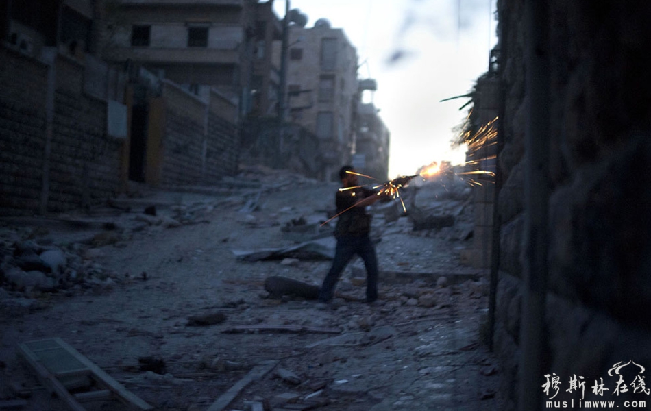 当地时间9月9日，阿勒颇，一名反对派战士与政府军交火。 Zac Baillie/摄