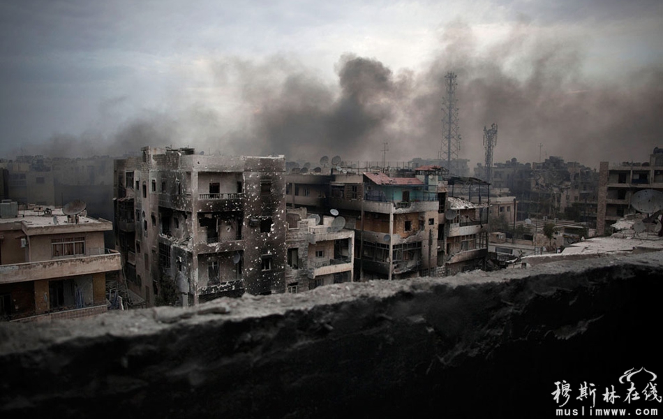 当地时间10月2日，浓烟从弹痕累累的叙利亚Saif Al Dawla街区升腾而起。 Manu Brabo/摄