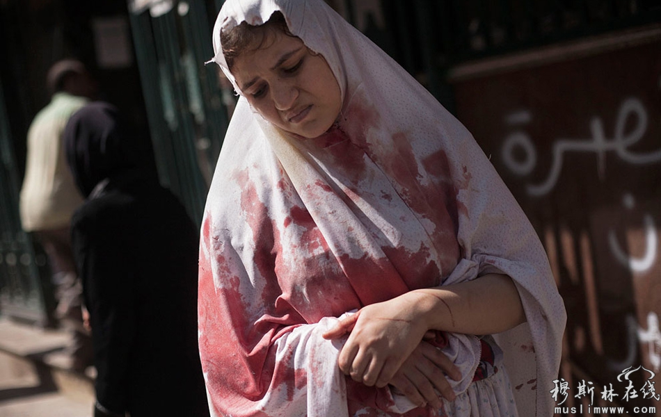 当地时间9月20日，阿勒颇，一名受伤的妇女走出Dar El Shifa医院。 Manu Brabo/摄