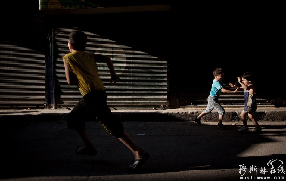 当地时间9月12日，阿勒颇，几名儿童在Bustan Al Qsar街区玩耍。 Manu Brabo/摄