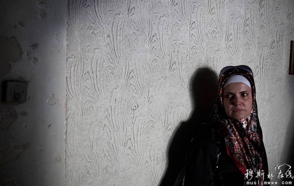 当地时间9月24日，阿勒颇，一名等待离开家的叙利亚妇女。 Manu Brabo/摄