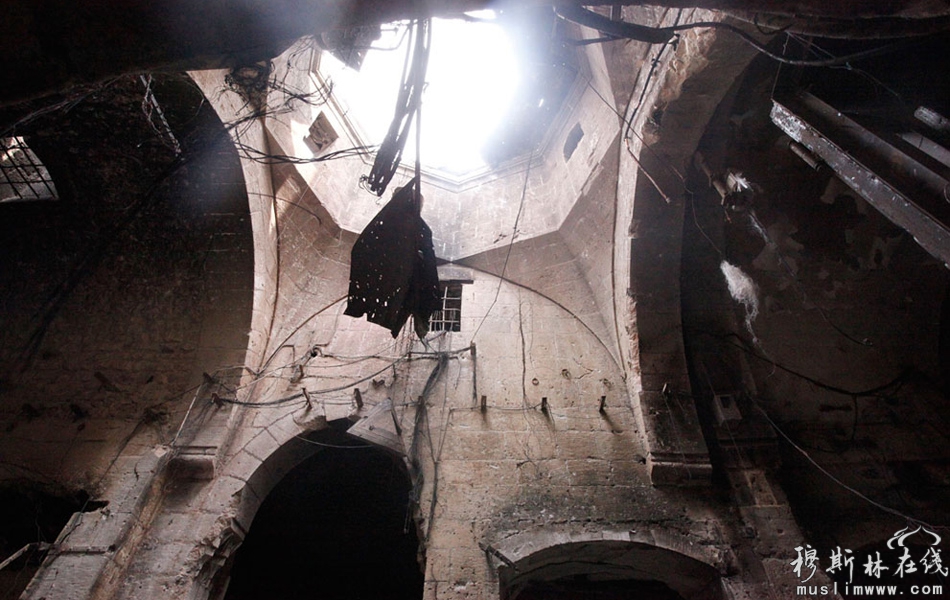 当地时间10月2日，阿勒颇，一座建筑物内被炸毁的天花板。 Zain Karam/摄